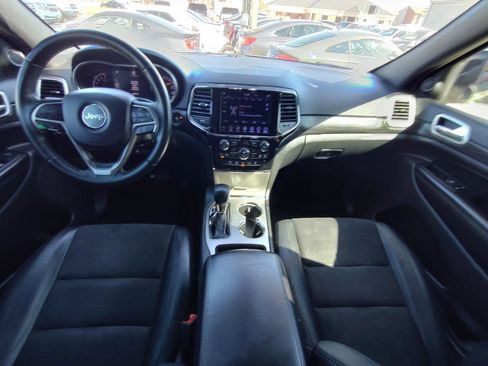 Used 2019 Jeep Grand Cherokee Laredo w/ Laredo X Package image 38