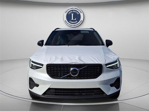 New 2026 Volvo XC40 B5 Core w/ Climate Package image 2