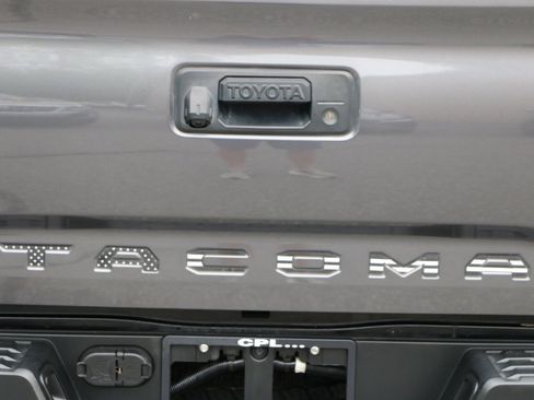 Used 2022 Toyota Tacoma TRD Off-Road AWD/4WD image 5