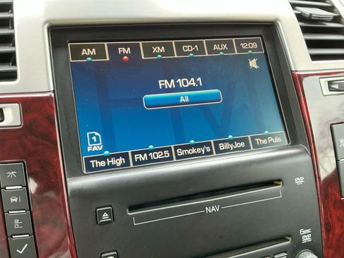 Used 2010 Cadillac Escalade Premium image 30