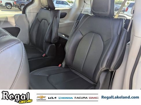 Used 2024 Chrysler Pacifica Select image 16