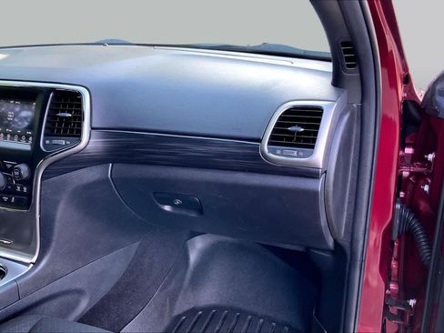 Used 2020 Jeep Grand Cherokee Laredo AWD/4WD image 19