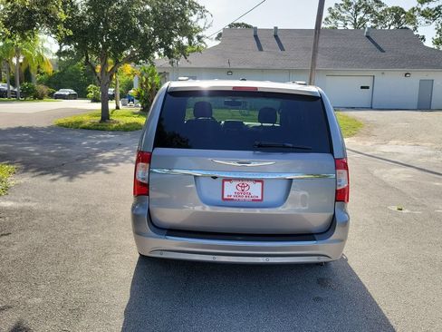 Used 2013 Chrysler Town & Country Touring-L w/ Driver Convenience Group FWD image 5