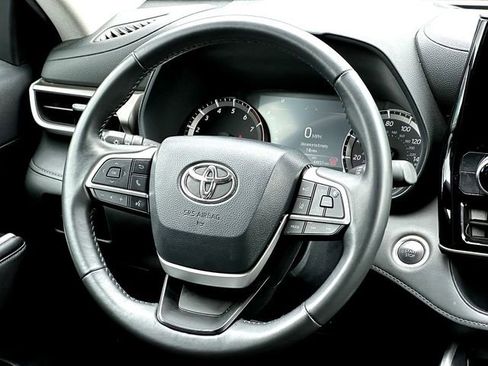 Used 2024 Toyota Highlander LE AWD/4WD image 31
