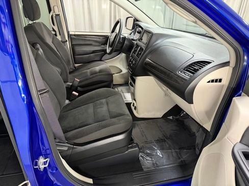 Used 2018 Dodge Grand Caravan SE w/ UConnect Hands-Free Group image 7