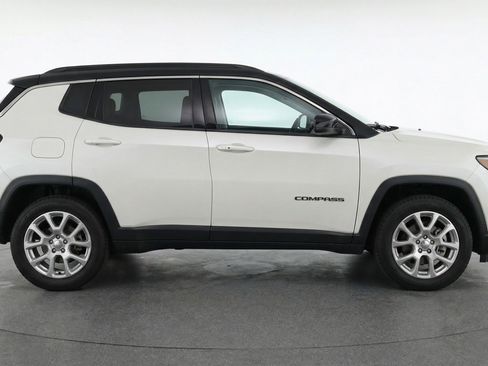 Used 2025 Jeep Compass Limited image 11