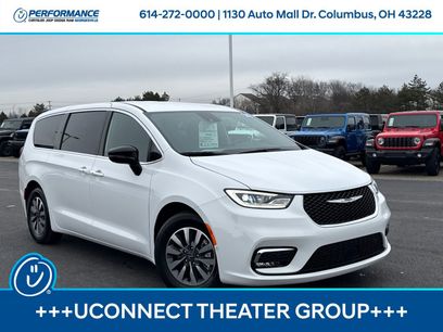 Used 2025 Chrysler Pacifica Select w/ Uconnect Theater Family Group