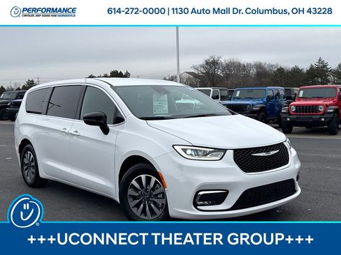 Used 2025 Chrysler Pacifica Select w/ Uconnect Theater Family Group image 1