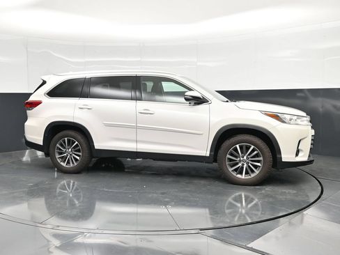 Used 2019 Toyota Highlander XLE AWD/4WD image 5