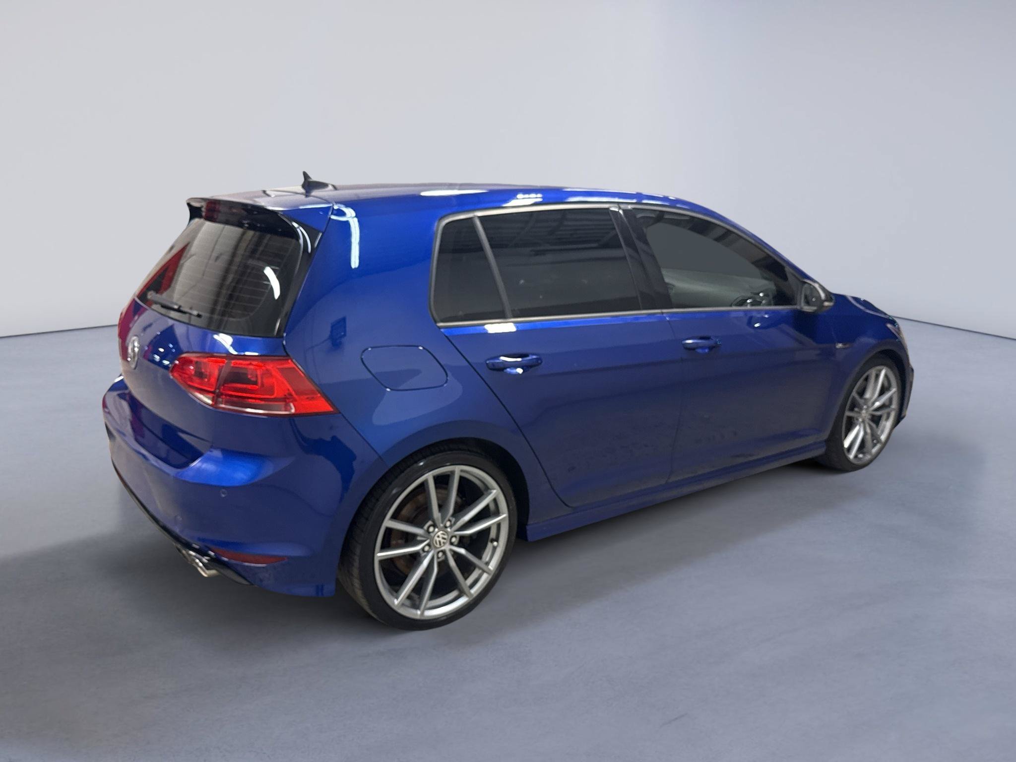 Used 2017 Volkswagen Golf R 4-Door AWD/4WD image 8