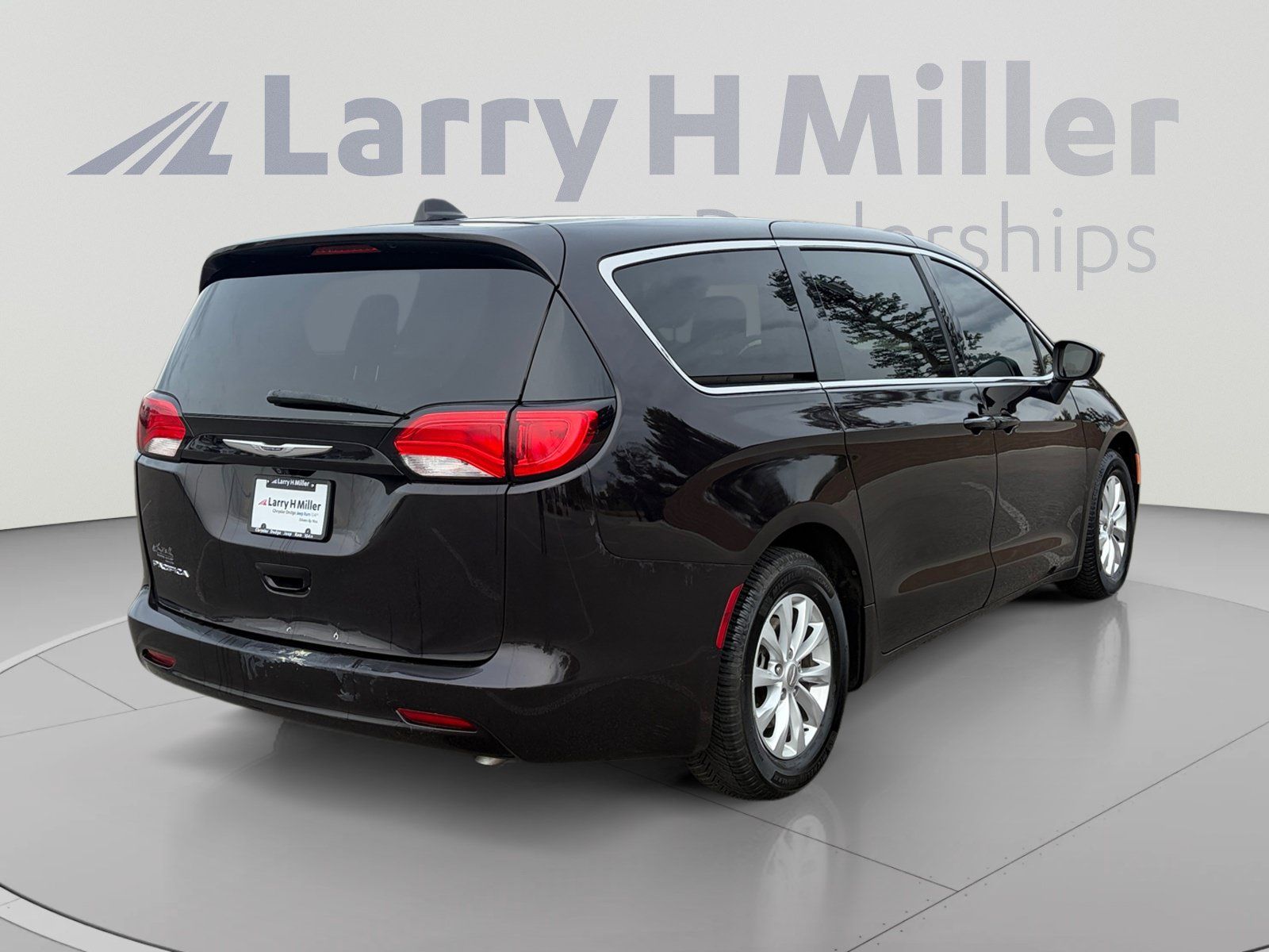 Used 2017 Chrysler Pacifica Touring w/ Tire & Wheel Group FWD image 6