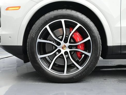 Certified 2025 Porsche Cayenne S AWD/4WD image 6