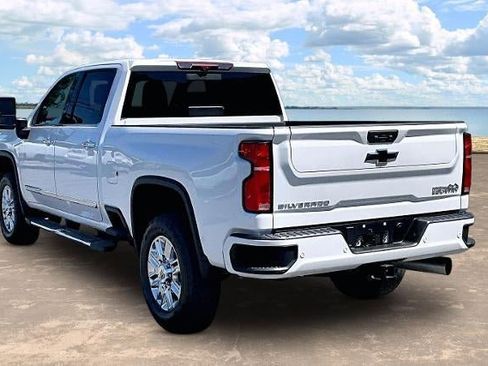 Used 2025 Chevrolet Silverado 2500 High Country w/ Technology Package AWD/4WD image 4