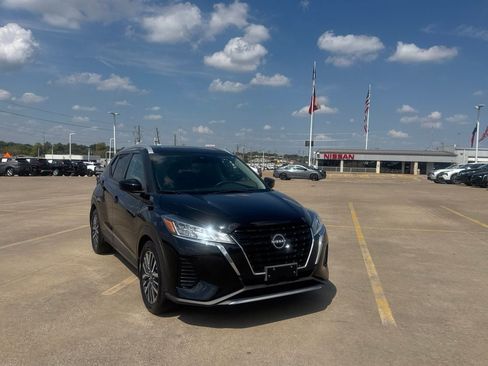 Certified 2023 Nissan Kicks SV FWD image 3
