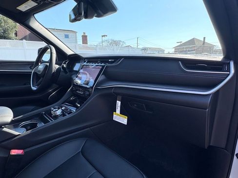 Used 2025 Jeep Grand Cherokee Limited w/ Luxury Tech Group II image 18