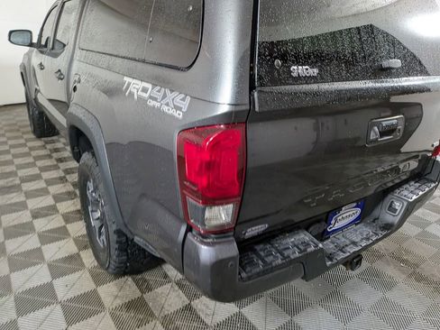 Used 2018 Toyota Tacoma TRD Off-Road w/ Technology Package AWD/4WD image 13