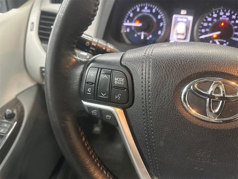 Used 2016 Toyota Sienna L image 26
