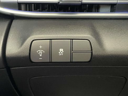 Certified 2025 Hyundai Elantra SEL FWD image 18