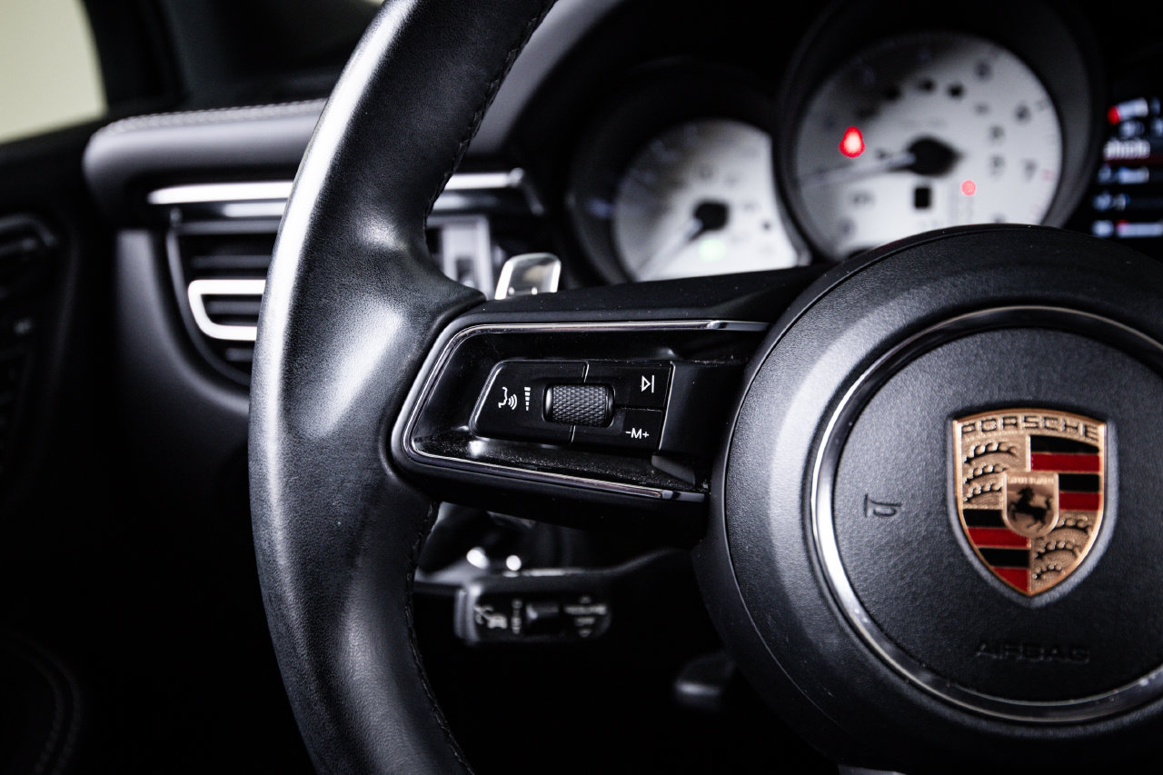 Certified 2024 Porsche Macan AWD/4WD image 17