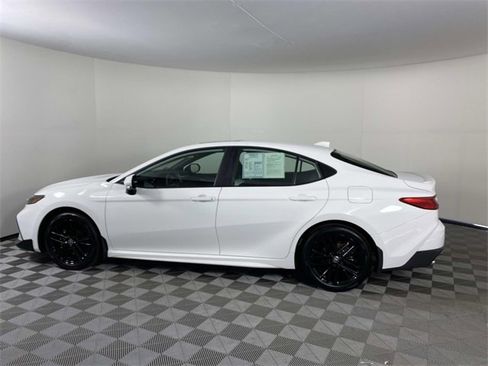 Used 2026 Toyota Camry SE w/ Convenience Package image 5