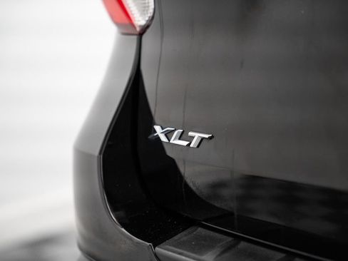 Used 2022 Ford Explorer XLT w/ Equipment Group 202A AWD/4WD image 9
