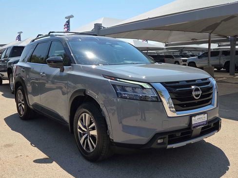Used 2022 Nissan Pathfinder SL FWD image 2
