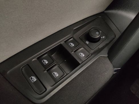 Used 2020 Volkswagen Tiguan S image 27