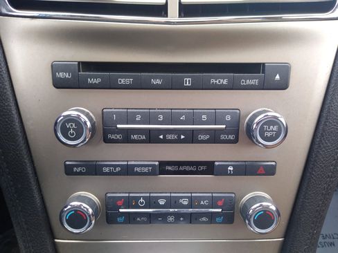 Used 2010 Lincoln MKT AWD image 23