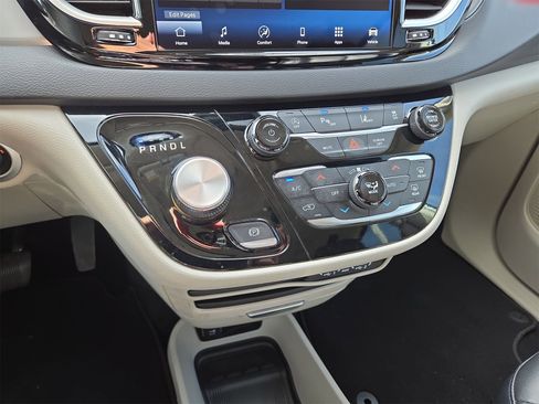 Used 2024 Chrysler Pacifica Touring-L image 22