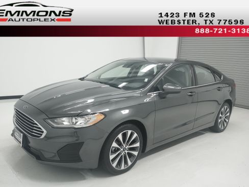 Used 2020 Ford Fusion SE image 1