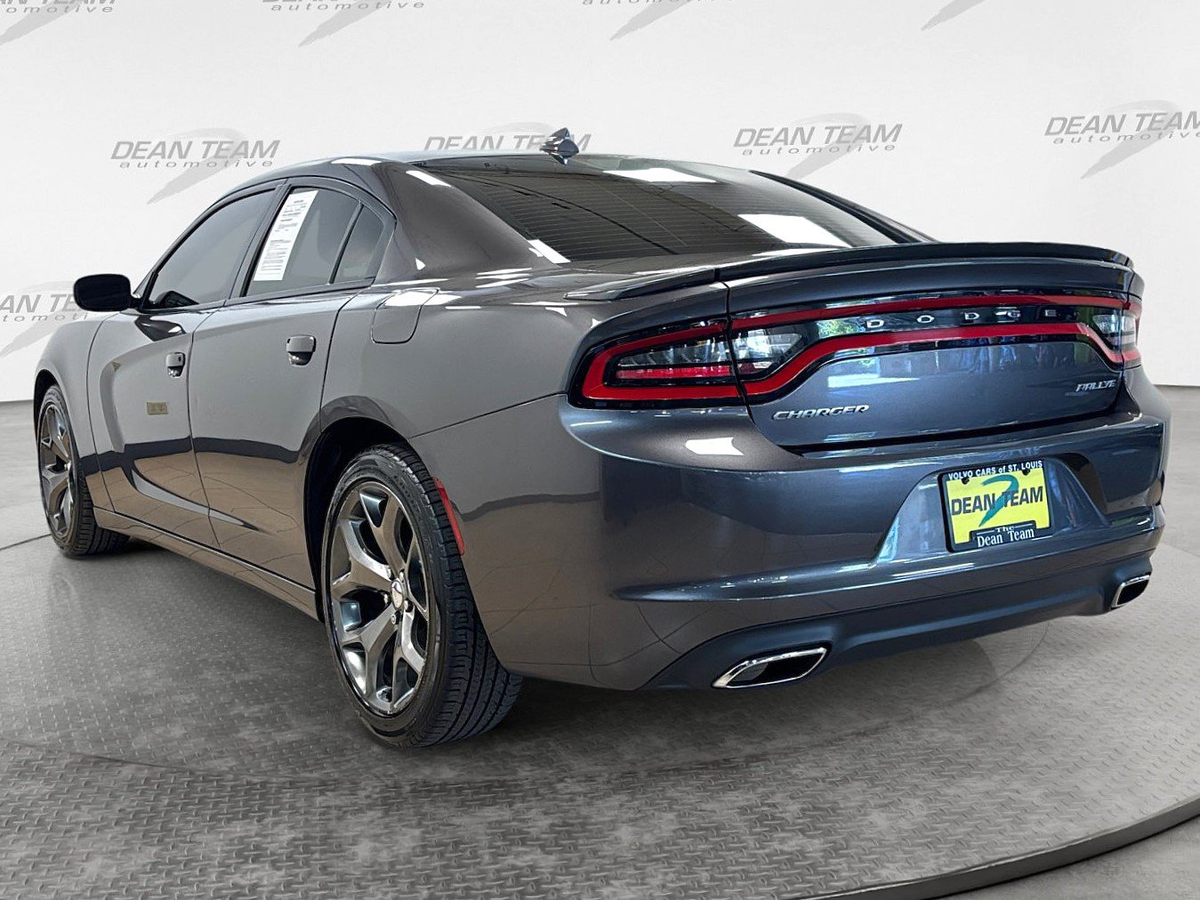 Used 2015 Dodge Charger SXT RWD image 6
