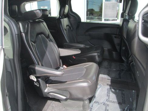 Used 2025 Chrysler Pacifica Select FWD image 13