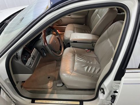 Used 2005 Lincoln Town Car Signature Limited image 25