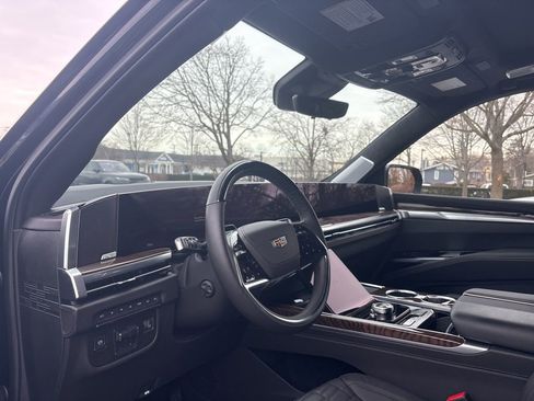 Used 2025 Cadillac Escalade Sport Platinum image 3