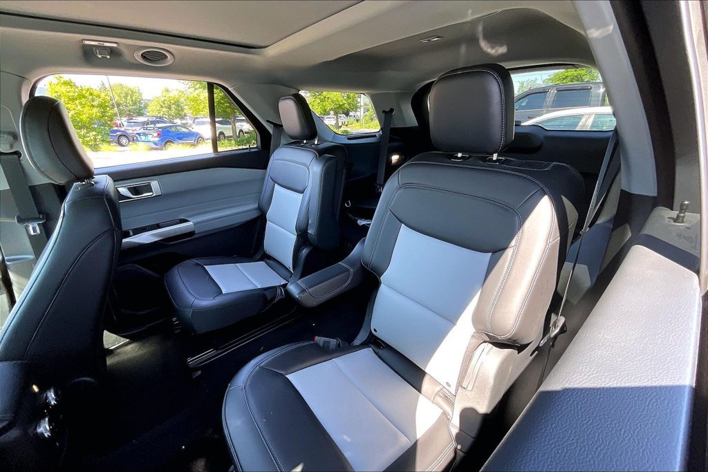Used 2024 Ford Explorer XLT w/ Equipment Group 202A AWD/4WD image 28