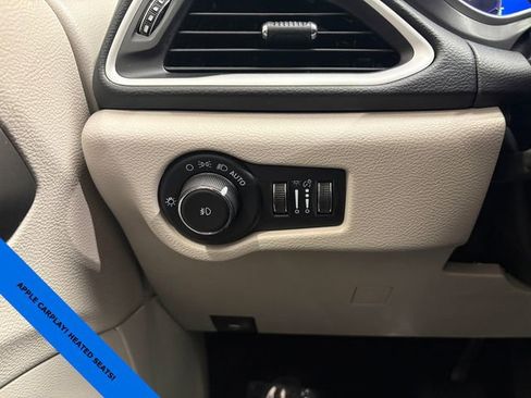 Used 2023 Chrysler Pacifica Touring-L FWD image 12