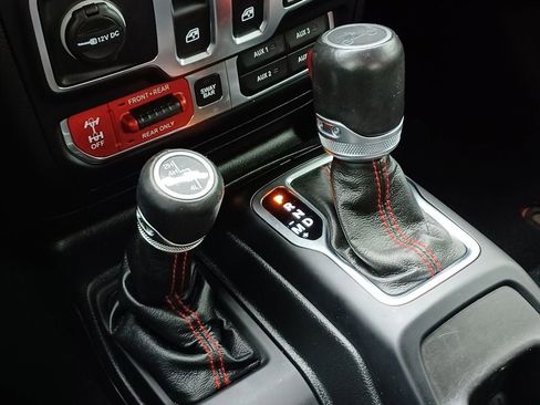 Used 2019 Jeep Wrangler Rubicon w/ Uconnect 4C Nav & Sound Group AWD/4WD image 28