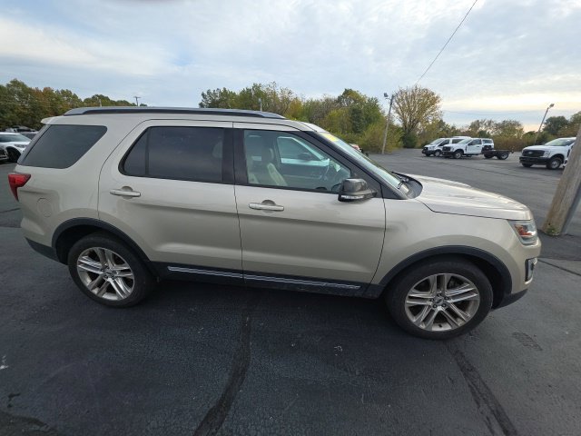 Used 2017 Ford Explorer XLT w/ Equipment Group 202A AWD/4WD image 4
