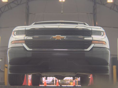 Used 2018 Chevrolet Silverado 1500 W/T w/ Trailering Package image 4