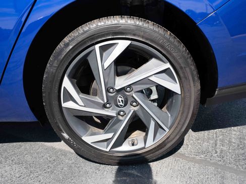 Used 2025 Hyundai Elantra SEL FWD image 28