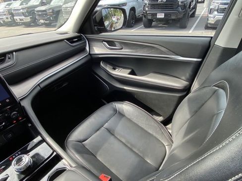 Used 2022 Jeep Grand Cherokee Limited image 27