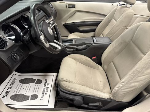Used 2010 Ford Mustang Convertible image 15