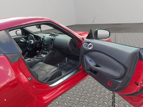 Used 2009 Nissan 370Z Touring RWD image 23