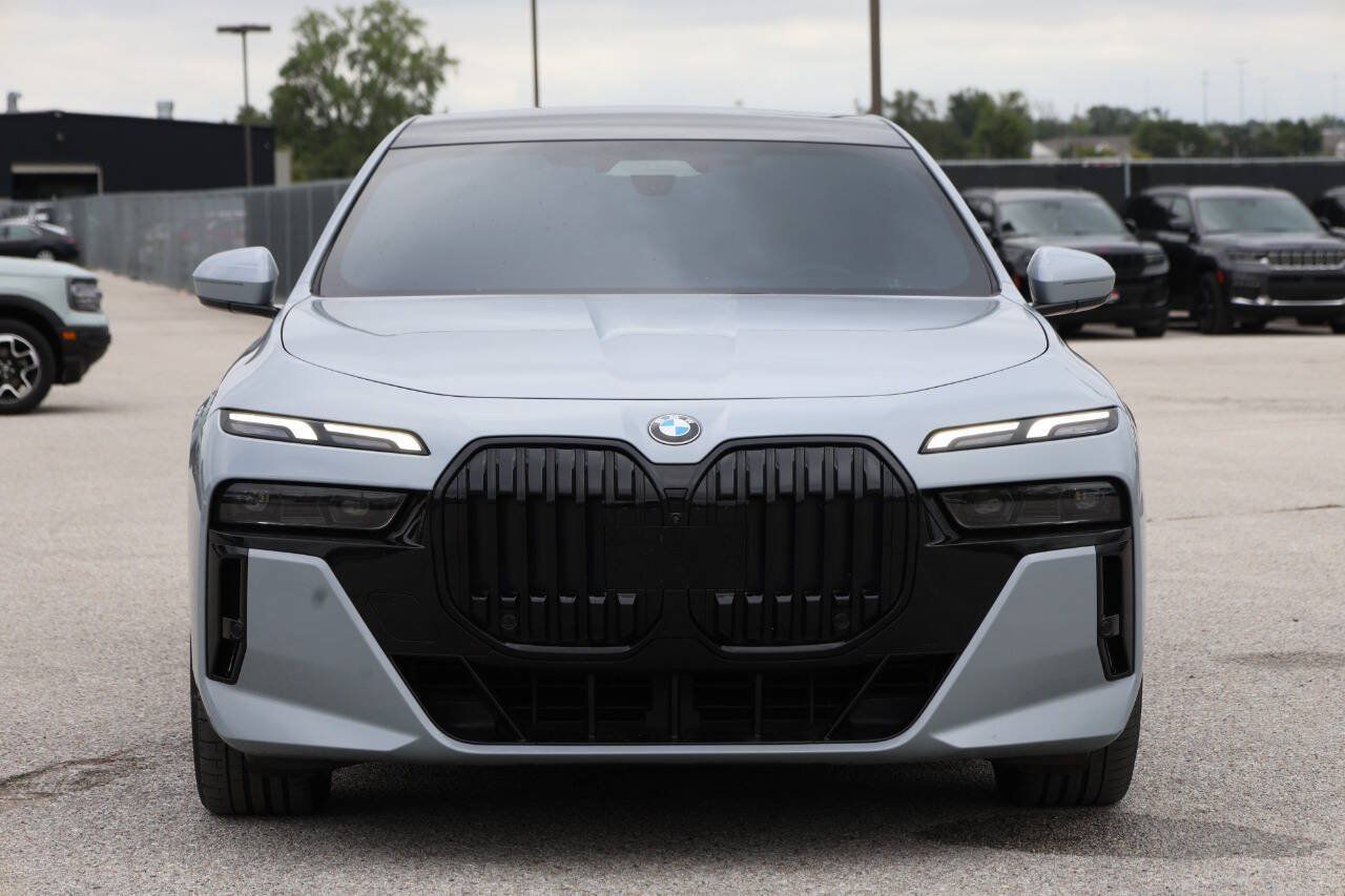 Used 2023 BMW 760i xDrive AWD/4WD image 2
