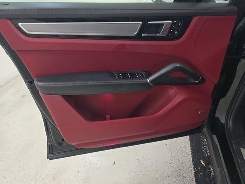 Used 2023 Porsche Cayenne Platinum Edition image 7