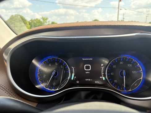 Used 2017 Chrysler Pacifica Limited FWD image 12
