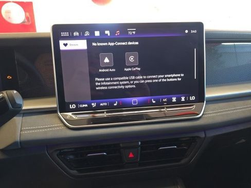 Certified 2025 Volkswagen Tiguan SE image 18