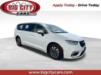 Used 2023 Chrysler Pacifica Touring-L FWD video 1