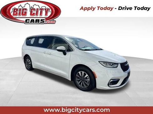 Used 2023 Chrysler Pacifica Touring-L FWD image 1