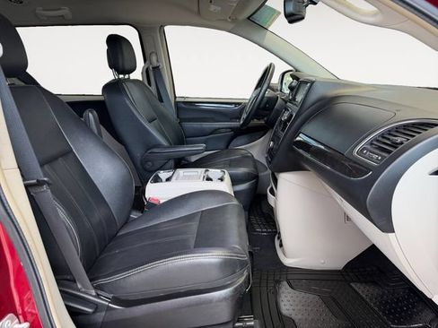 Used 2016 Chrysler Town & Country Touring FWD image 13
